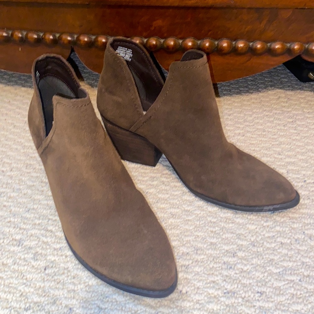 Steve Madden Olive 🫒 Green Suede Ankle Booties